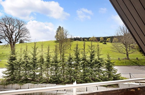 Schoenwald Apartment | Holiday Apartment 'Isabell' with Shared Garden, Balcony and Wi-Fi