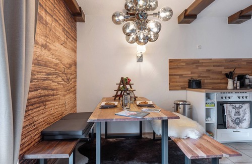 Gmain Apartment | Holiday Apartment 'Unten' with Mountain View, Private Terrace and Wi-Fi