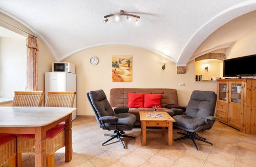 Hohnstein Apartment | Holiday Apartment '2' with Shared Terrace, Shared Garden and Wi-Fi