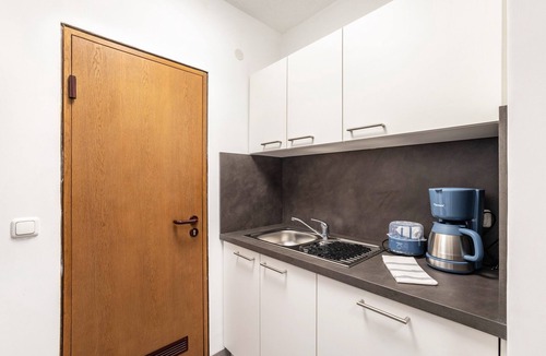 Pottenstein Apartment | Holiday Apartment 'Am Marktplatz' with Valley View and Wi-Fi