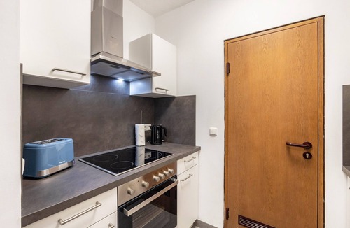 Pottenstein Apartment | Holiday Apartment 'Am Marktplatz' with Valley View and Wi-Fi
