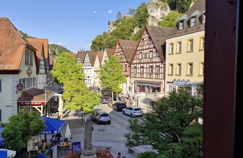 Pottenstein Apartment | Holiday Apartment 'Am Marktplatz' with Valley View and Wi-Fi