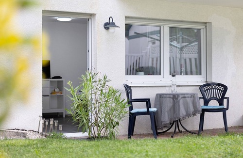 Gemarkung Oschingen Apartment | Holiday Apartment 'Albgängerle' with Mountain View, Private Terrace and Wi-Fi