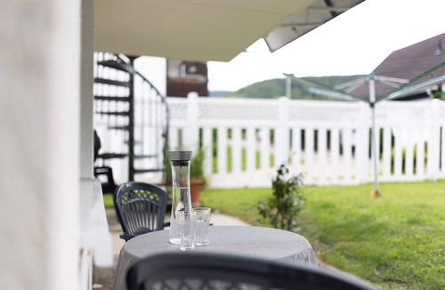 Gemarkung Oschingen Apartment | Holiday Apartment 'Albgängerle' with Mountain View, Private Terrace and Wi-Fi