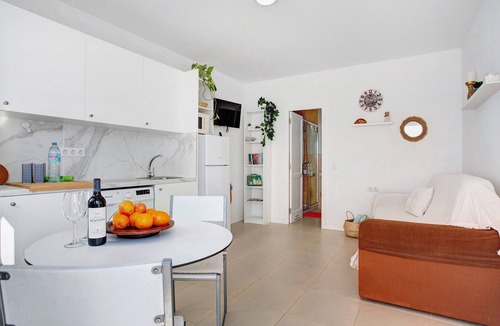 Villaverde Apartment | Holiday Apartment 'Casa Tomás C' with Sea Views, Shared Pool and Wi-Fi