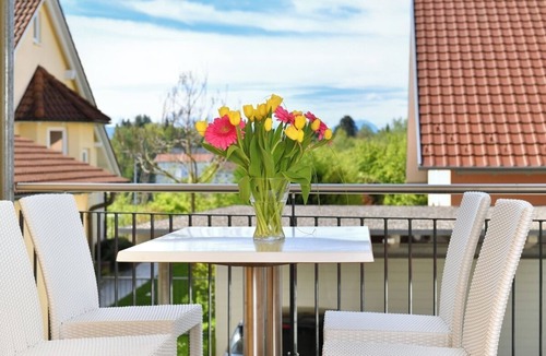 Enzisweiler Apartment | Holiday Apartment 'Dinkelbach Landhaus 1 C - Vacation for the Whole Family' with Mountain View and Wi-Fi