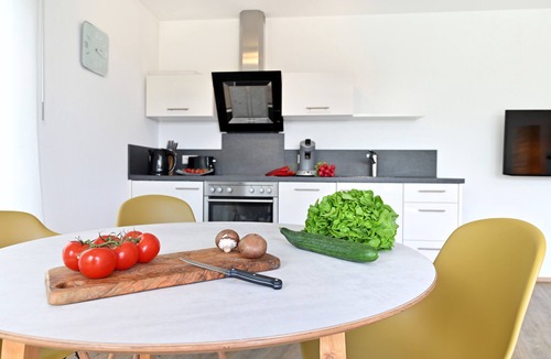 Enzisweiler Apartment | Holiday Apartment 'Dinkelbach Feriendomicil 2 B Flair' with Mountain View and Elevator