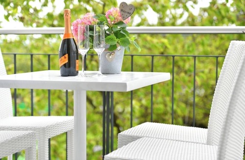 Enzisweiler Apartment | Holiday Apartment 'Dinkelbach Feriendomicil 2 B Flair' with Mountain View and Elevator