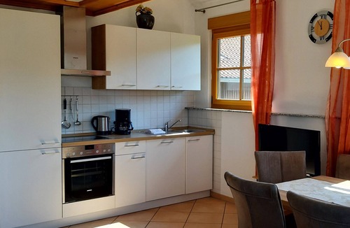 Elzach Apartment | Holiday Apartment 'Herrschaftssitz' with Shared Terrace, Shared Garden and Wi-Fi