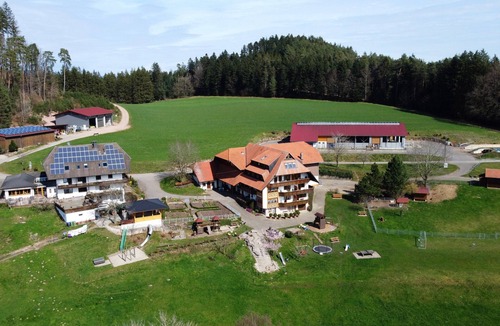 Elzach Apartment | Holiday Apartment 'Herrschaftssitz' with Shared Terrace, Shared Garden and Wi-Fi