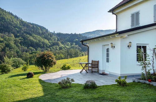 Schweighof Apartment | Holiday Apartment 'Im Sägegässle' with Mountain View, Private Terrace and Wi-Fi