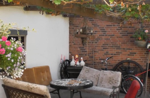 Goosefeld Apartment | Holiday apartment in a popular guesthouse with bicycle hire and a bread rolls delivery service, in a rural area