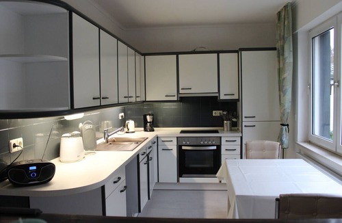 Korbecke Apartment | Holiday Apartment 'Möhneblick' with Shared Garden, Balcony and Wi-Fi