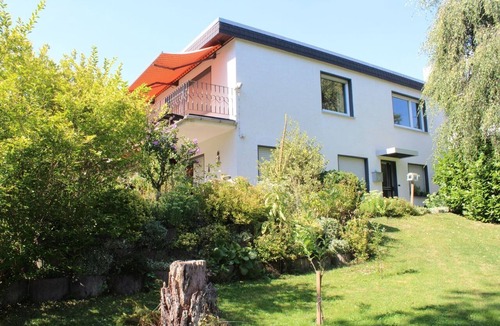 Korbecke Apartment | Holiday Apartment 'Möhneblick' with Shared Garden, Balcony and Wi-Fi