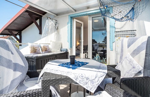 Kroeslin Apartment | Holiday Apartment 'Ostseeblick' with Sea View, Shared Terrace and Wi-Fi