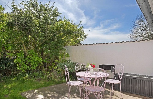 Schaprode Apartment | Holiday Apartment 'Reetferienhaus Lütt' with Shared Terrace & Wi-Fi