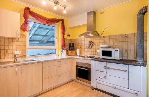 Langenargen Apartment | Holiday Apartment 'Sonnenschein' with Terrace, Shared Garden & Wi-Fi
