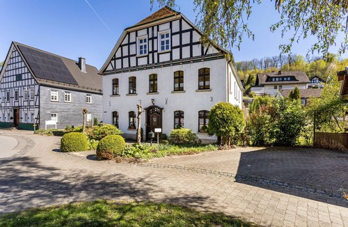 Lennestadt Apartment | Holiday Apartment 'Sauerland Burgfenster' with Mountain View, Shared Terrace and Wi-Fi