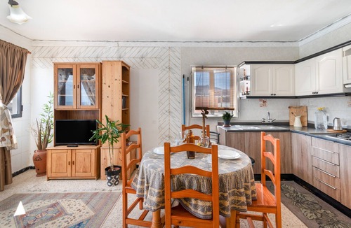 Galdar Apartment | Holiday Apartment 'Siempreviva' with Shared Pool and Wi-Fi