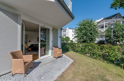 Binz Apartment | Holiday Apartment "Strandhaus Seeblick Binz 13" with Sea View, Private Terrace and Wi-Fi