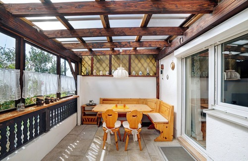 Munchen District Apartment | Holiday Apartment 'Zum Hirschen' with Private Terrace and Wi-Fi