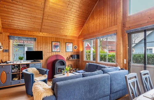 Boltenhagen House | Holiday Home 'Sonnenblumen' with Private Terrace, Private Garden and Wi-Fi
