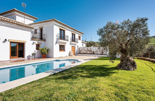 Antequera House | Holiday Home 'Antequera' with Mountain View, Wi-Fi and Air Conditioning