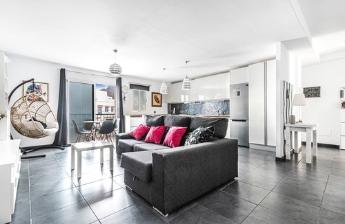 Agaete House | Holiday Home 'Bright' with Mountain View, Balcony and Wi-Fi