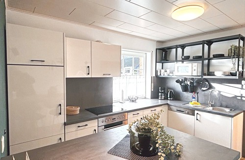 Haseluenne House | Holiday Home by the Lake with Garden and Terrace