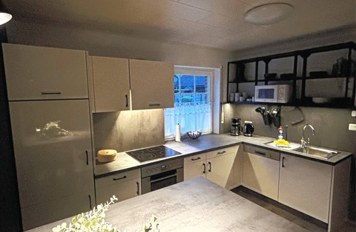 Haseluenne House | Holiday Home by the Lake with Garden and Terrace