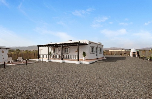 Tuineje House | Holiday Home 'Casa Majos' with Mountain Views, Private Terrace and Wi-Fi