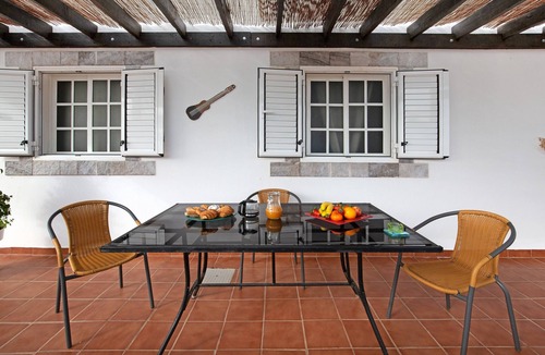 Tuineje House | Holiday Home 'Casa Majos' with Mountain Views, Private Terrace and Wi-Fi