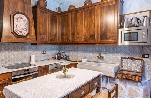 Noves House | Holiday Home 'Casa Rural 5 Estrellas El Baluarte' with Private Pool and Wi-Fi