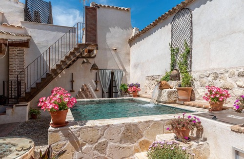 Noves House | Holiday Home 'Casa Rural 5 Estrellas El Baluarte' with Private Pool and Wi-Fi