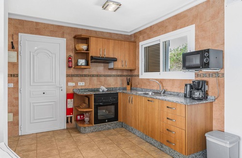 La Asomada House | Holiday Home 'Casita Canaria' with Sea View, Private Pool and Wi-Fi