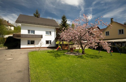 Schienen House | Holiday Home "Hulda" near Lake Constance (5 min by car) with Balcony, Terrace & Garden, Dogs Allowed from 17.10.2026