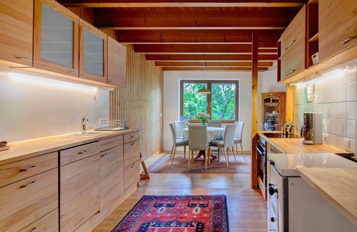 Wahlwies House | Holiday Home with Private Terrace, Private Garden and Wi-Fi