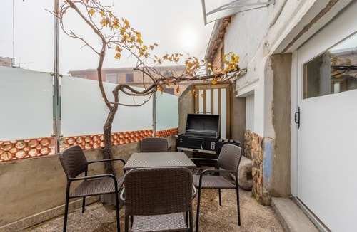 Sediles House | Holiday Home 'El Cierzo De Sediles' with Mountain Views, Wi-Fi & Air Conditioning