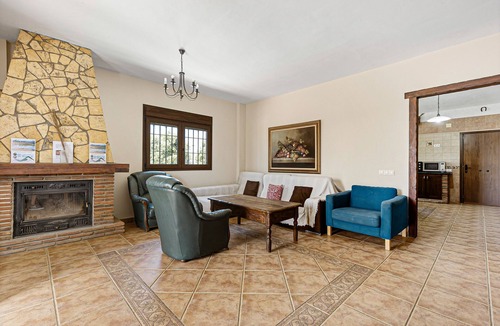 Almogia House | Holiday Home 'El Desafío De Las Águilas' with Lake View, Wi-Fi and Air Conditioning