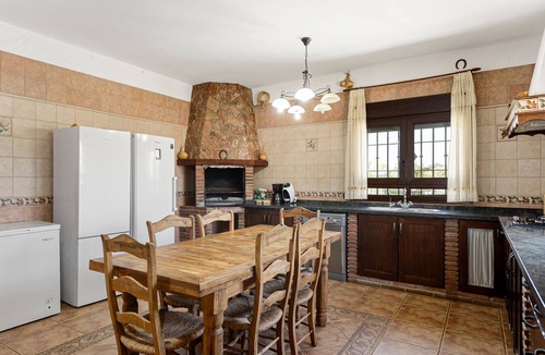 Almogia House | Holiday Home 'El Desafío De Las Águilas' with Lake View, Wi-Fi and Air Conditioning