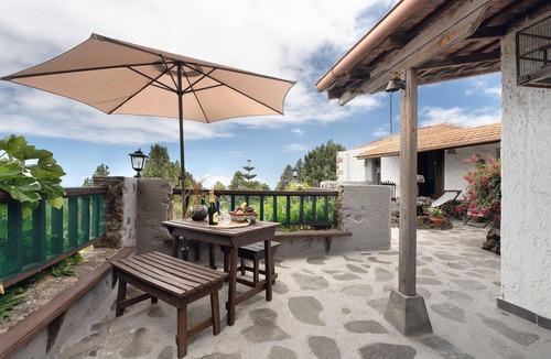 Cueva del Viento House | Holiday Home 'Rosalía' with Sea View, Terrace and Wi-Fi