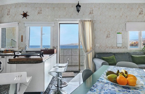 Galdar House | Holiday Home Blekys House on a Cliff with Sea View, Terrace & Wi-Fi