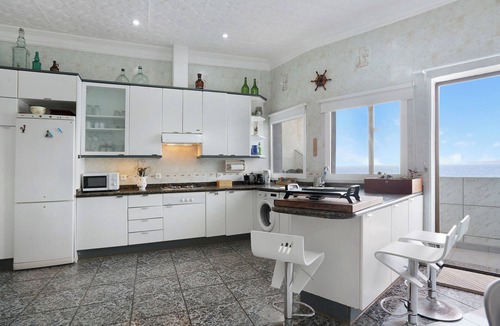 Galdar House | Holiday Home Blekys House on a Cliff with Sea View, Terrace & Wi-Fi