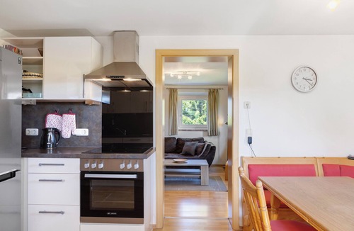 Bierhuette House | Holiday Home 'Ferienhaus Kreuzbergblick' with Mountain View, Private Terrace and Wi-Fi
