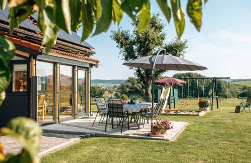 Christanz House | Holiday Home 'Ferienholzhaus Füßmann' with Mountain View, Private Terrace and Wi-Fi
