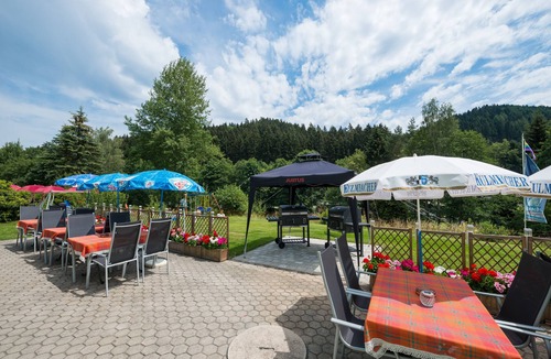 Warmensteinach House | Holiday Home 'Gruppenferienhaus Dressel' with Mountain View, Shared Terrace and Wi-Fi