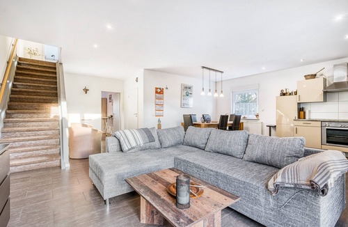 Bad Bentheim House | Holiday Home 'Haus Primavera' with Shared Terrace, Private Garden and Wi-Fi