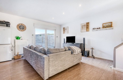 Bad Bentheim House | Holiday Home 'Haus Primavera' with Shared Terrace, Private Garden and Wi-Fi