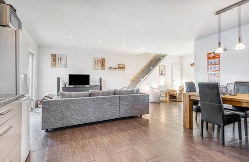 Bad Bentheim House | Holiday Home 'Haus Primavera' with Shared Terrace, Private Garden and Wi-Fi