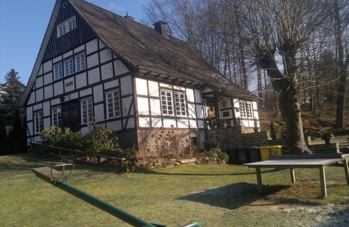 Finnentrop House | Holiday Home 'Hueseken' with Shared Garden and Wi-Fi